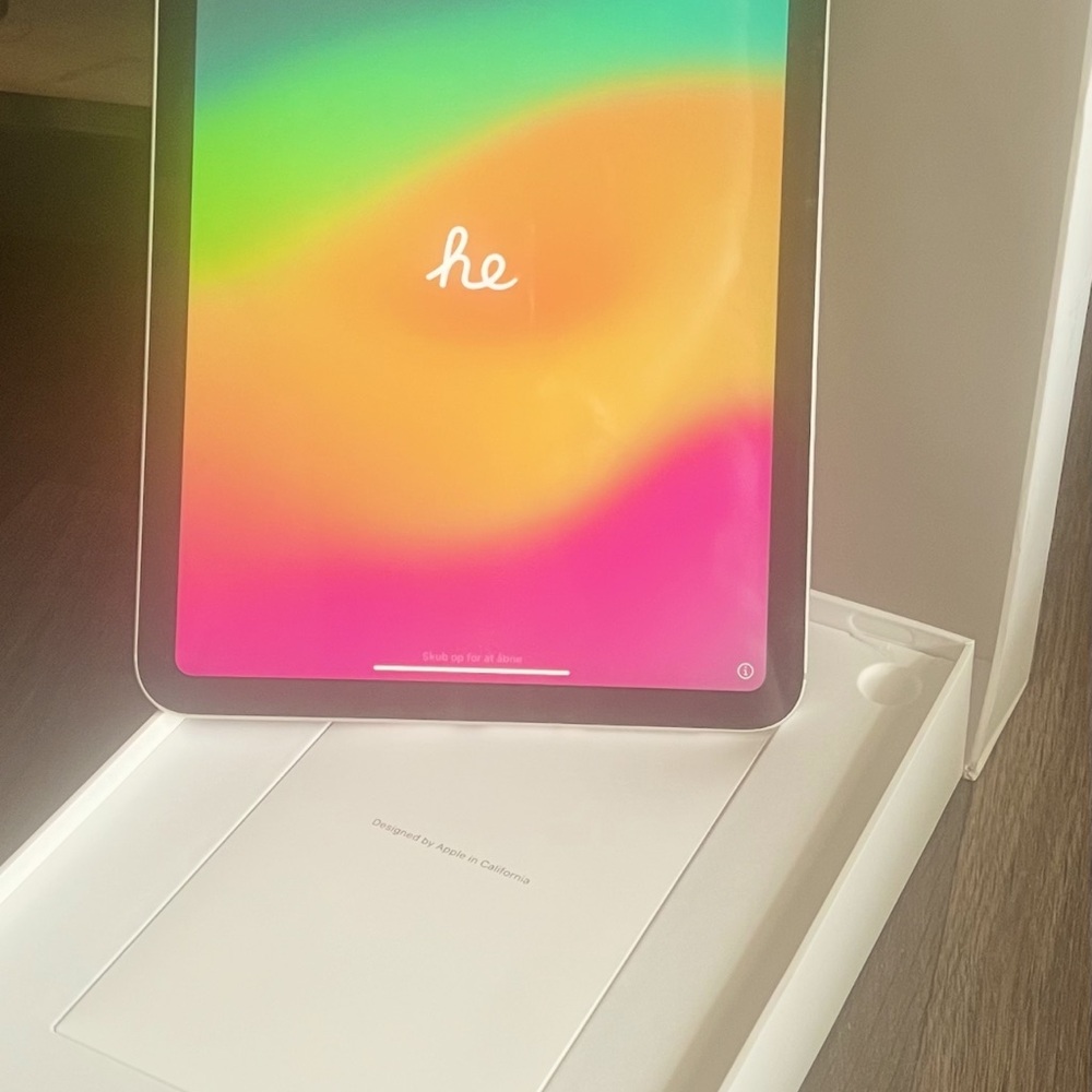 BRAND NEW!!!!!! Apple iPad 10.9-inch Wi-Fi - Silver
